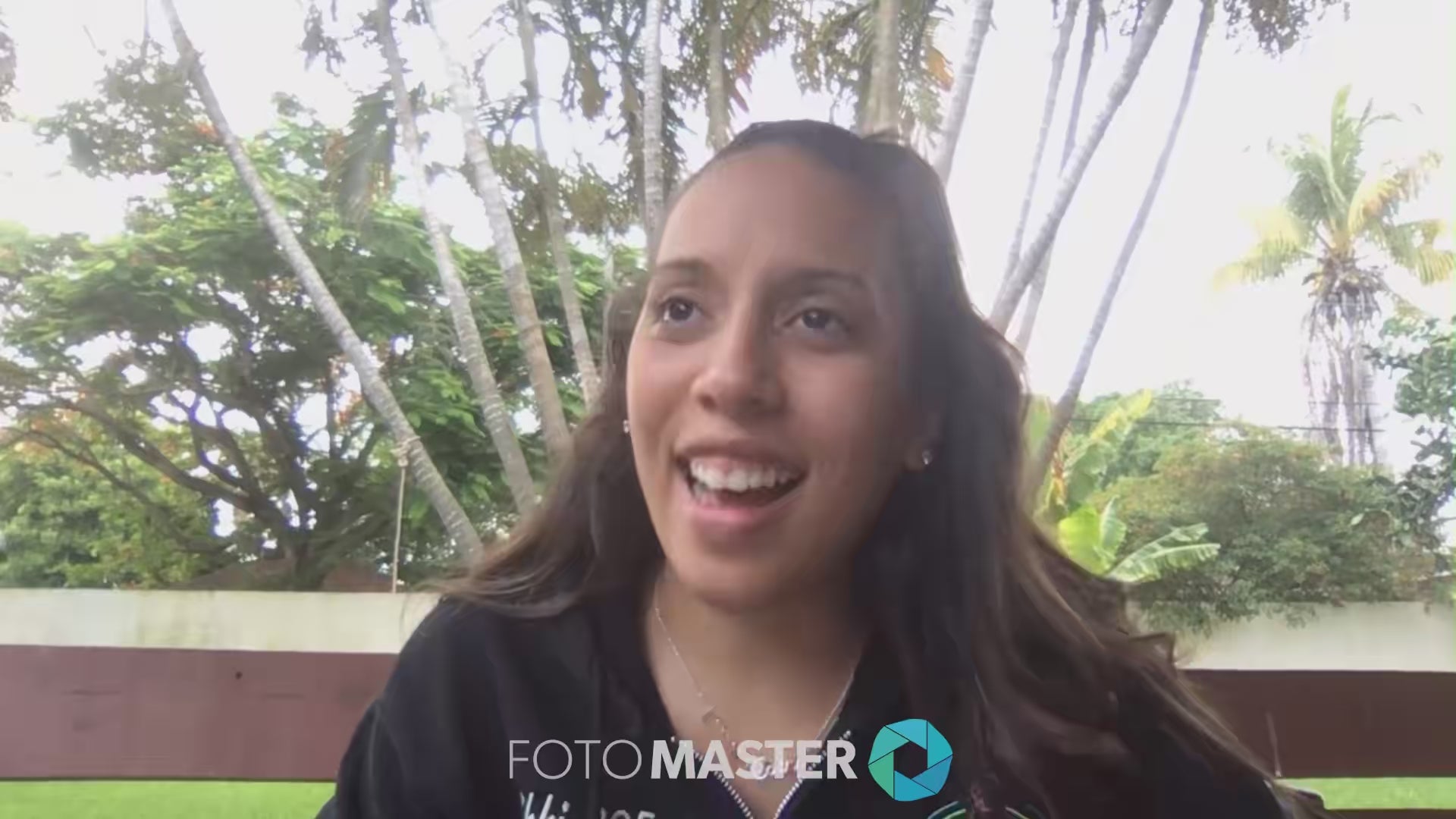 Nicole Scott Bonilla of Magic Mirror Miami giving a video testimonial outdoors for Foto Master
