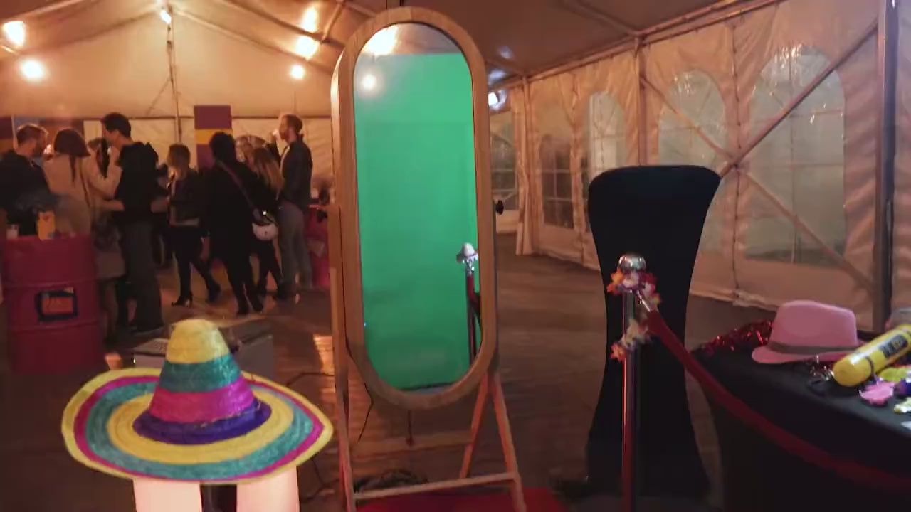 Retro Mirror Booth product overview video